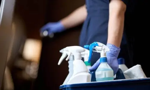 Sprzątanie Gdańsk, Gdynia, Sopot - Trójmiasto i okolice - Osoba ubrana w rękawiczki niesie niebieski pojemnik z butelkami ze spryskiwaczem do czyszczenia i ściereczką, gotowa do użycia. Sprzątanie Gdańsk, Gdynia, Sopot - Trójmiasto i okolice - Osoba ubrana w rękawiczki niesie niebieski pojemnik z butelkami ze spryskiwaczem do czyszczenia i ściereczką, gotowa do użycia.
